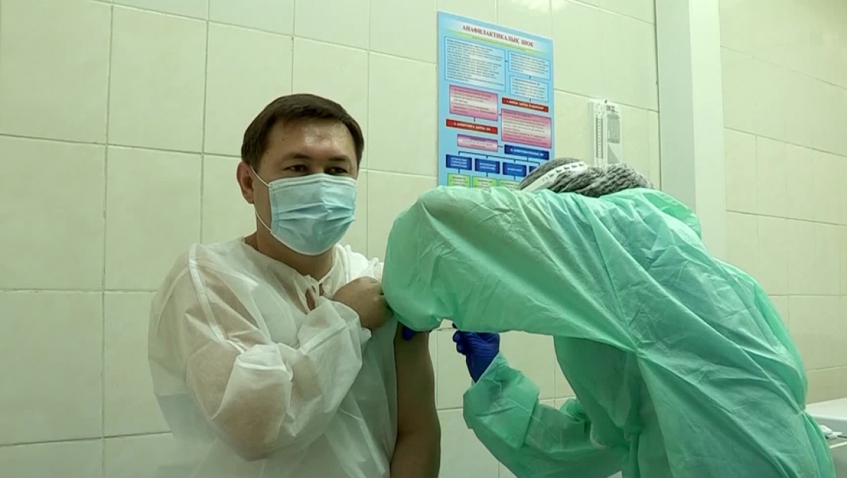 ВАКЦИНАНЫ АЛҒАШ БОЛЫП ҚАЛА ӘКІМІ МҰРАТ ӘЙТЕНОВ САЛДЫРДЫ