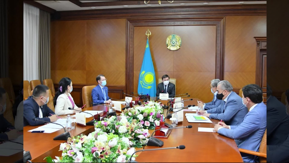 ШЫМКЕНТ ҚАЛАСЫНЫҢ ӘКІМІ «NUR OTAN» ПАРТИЯСЫНЫҢ ПАРЛАМЕНТ МӘЖІЛІСІНДЕГІ ФРАКЦИЯ МҮШЕЛЕРІН ҚАБЫЛДАДЫ