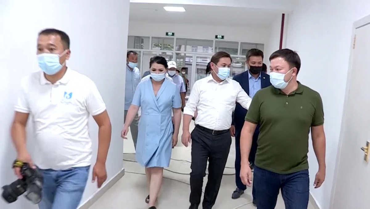 ҚАЛА ӘКІМІ «ТҰРАН» ЖӘНЕ «САЙРАМ» ТҰРҒЫН АЛАБЫНДАҒЫ МЕКТЕП ҚҰРЫЛЫСЫМЕН ТАНЫСТЫ