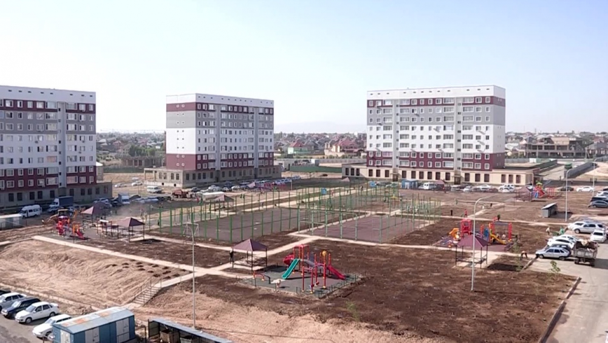 ШЫМКЕНТТЕ 10 ҮЙГЕ ОРТАҚ АЛАҢ АБАТТАНДЫРЫЛУДА