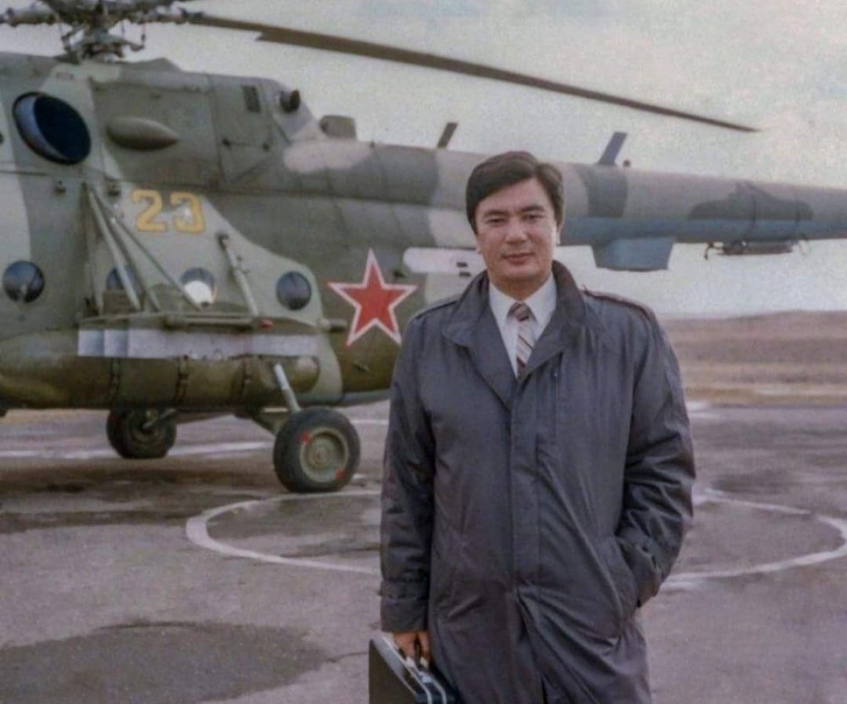 Қасым-Жомарт Тоқаев Кеңес Одағының Қытай Халық Республикасындағы елшілігінде қызмет атқарып жүрген кез.