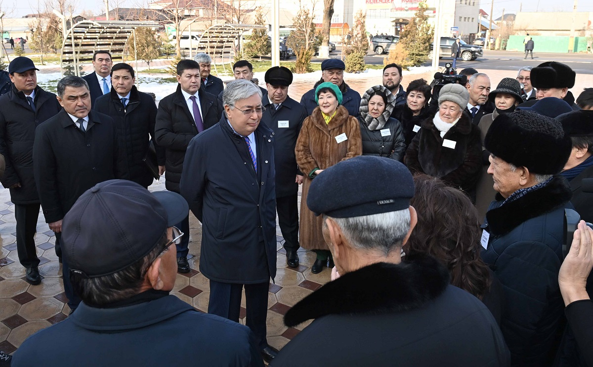 Президент жазушы Шерхан Мұртаза ескерткішіне гүл шоғын қойды
