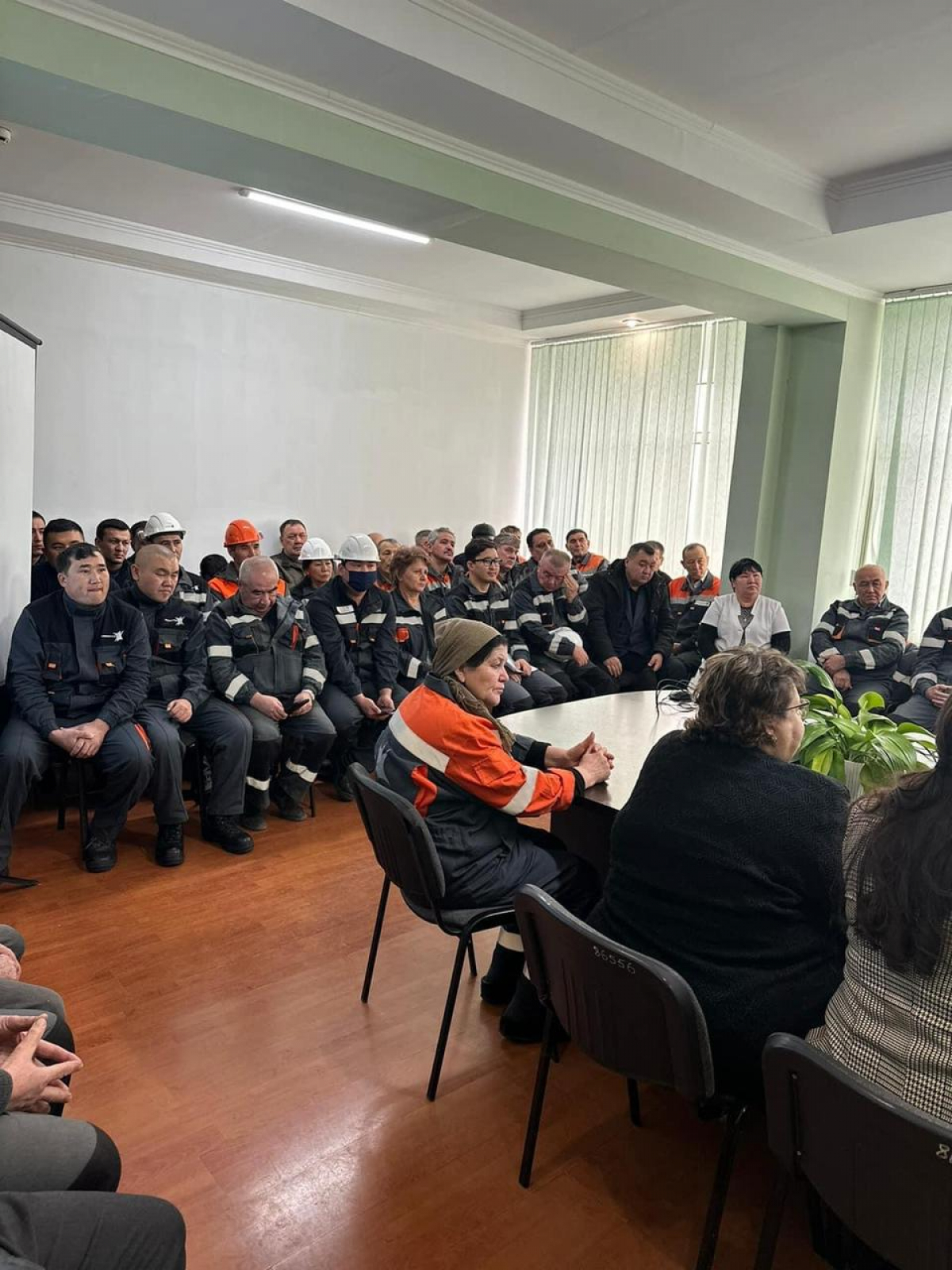 ЖЕТЕКШІ ПАРТИЯНЫҢ ӨКІЛДЕРІ ҚАЛА ТҰРҒЫНДАРЫН ТЫҢДАДЫ