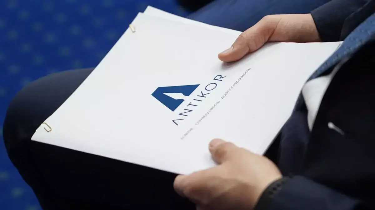 Фармацевтикалық бақылау саласындағы лауазымды тұлғалар парамен ұсталды