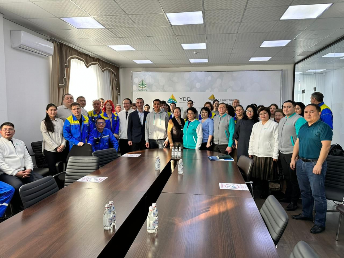 «AMANAT»: Қарағанды облысында кандидаттар ферроқорытпа зауытына барды