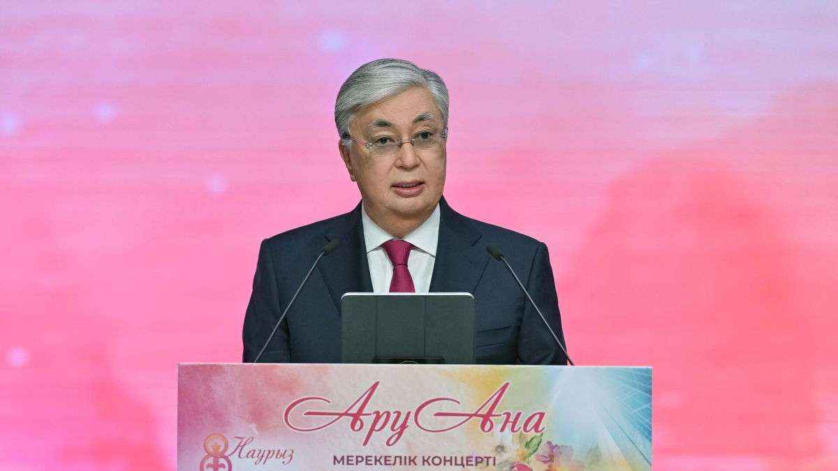 Тоқаев қыз-келіншектерді мерекемен құттықтады