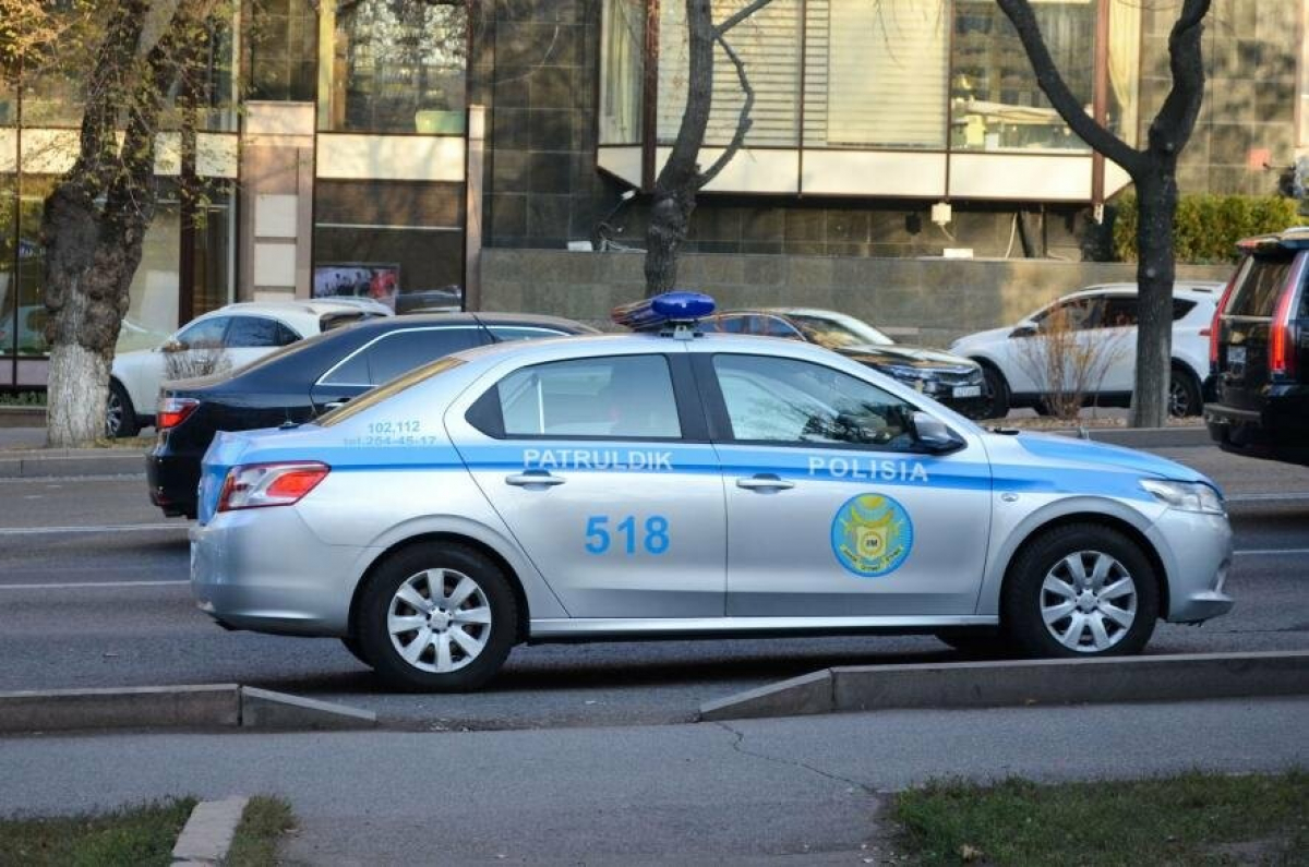 Алматыда суицидтің алдын алған екі полицей марапатталды