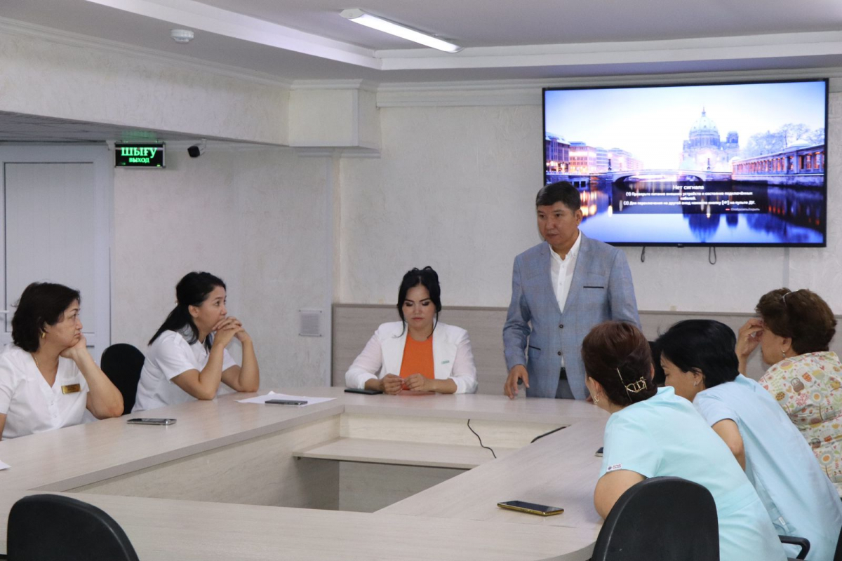 ХАЛЫҚ ҚАЛАУЛЫСЫ МЕДИЦИНА ҚЫЗМЕТКЕРЛЕРІМЕН КЕЗДЕСТІ