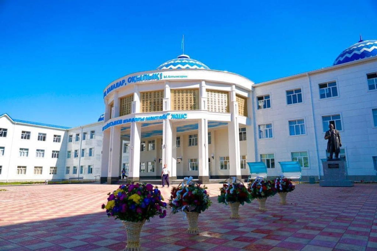 «AMANAT» ПАРТИЯСЫ МЕКТЕП ТАПШЫЛЫҒЫ МӘСЕЛЕСІН ШЕШУДІ КӨЗДЕЙДІ