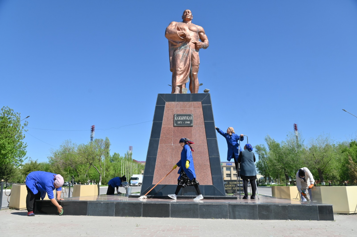 ШЫМКЕНТ: ҚАЖЫМҰҚАН СТАДИОНЫНЫҢ  МАҢЫ ТАЗАРТЫЛДЫ