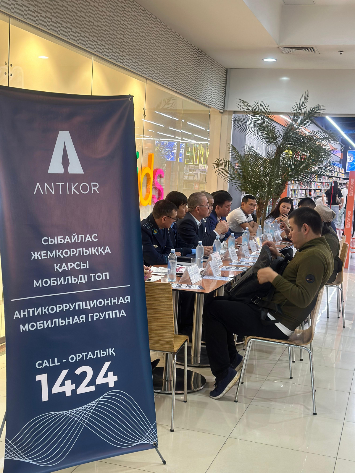 Шымкентте жемқорлыққа қарсы мобильді топ халыққа тегін құқықтық көмек көрсетті