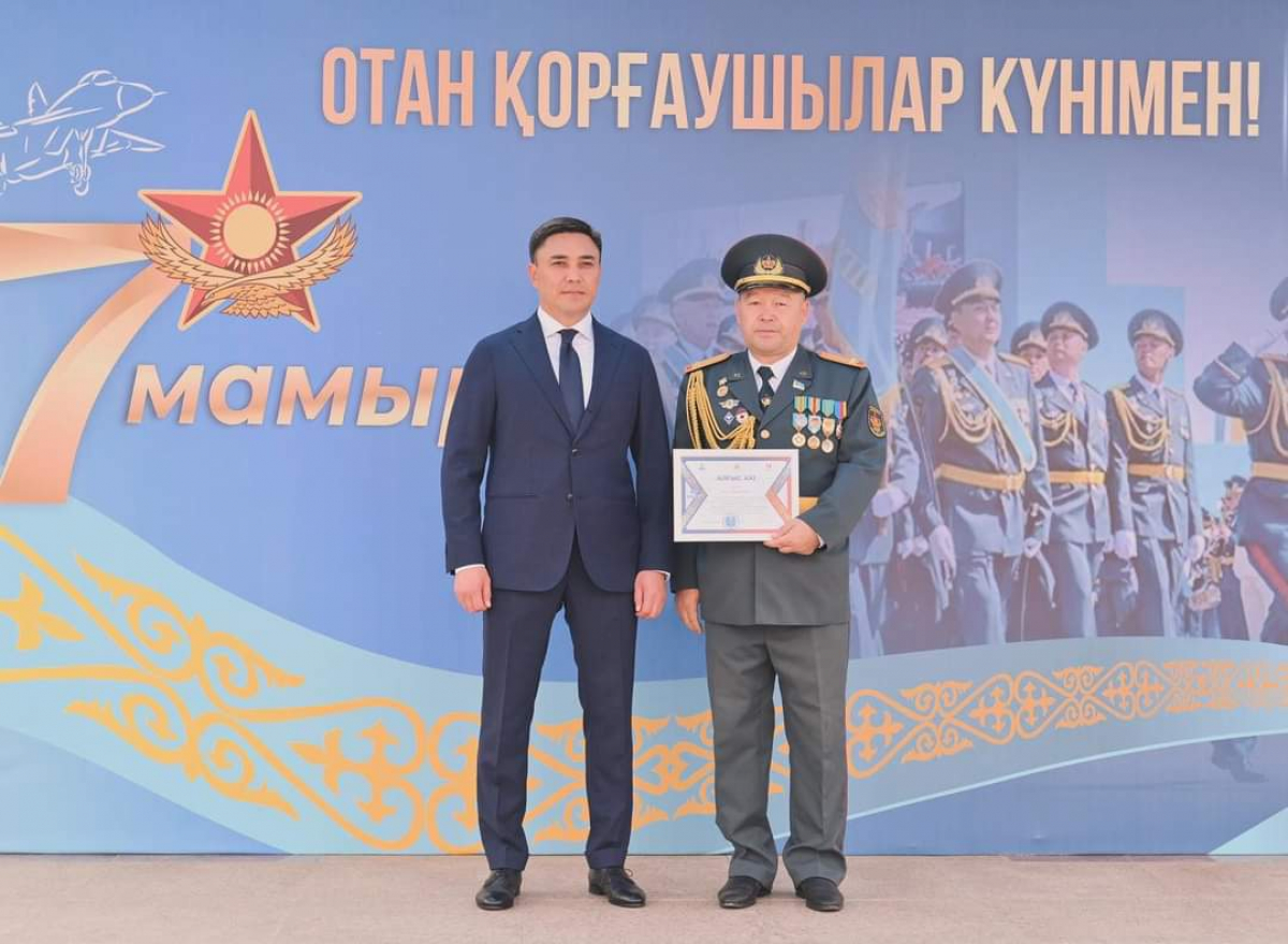 ҚАЛА ӘКІМІ ӘСКЕРИ ҚЫЗМЕТШІЛЕРГЕ АЛҒЫС БІЛДІРДІ