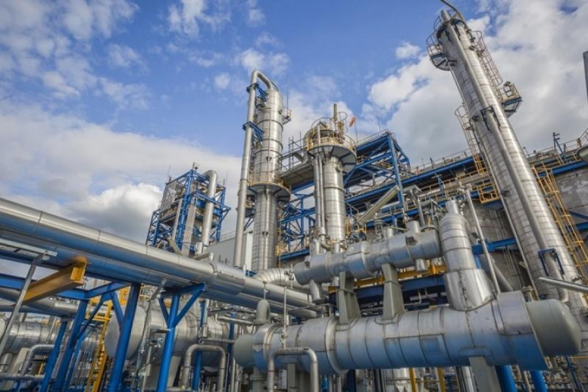 СОВЕРШЕНСТВУЕТСЯ НЕФТЕПЕРЕРАБАТЫВАЮЩЕЕ ДЕЛО