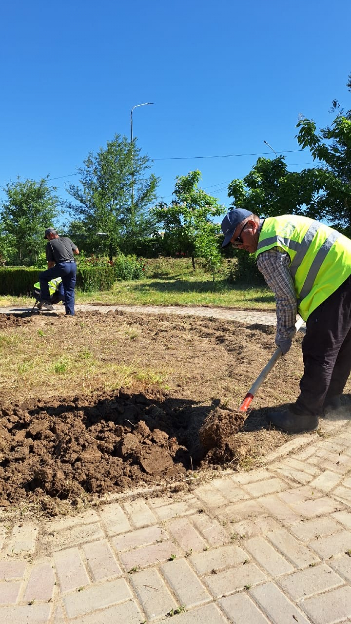 «ТАЗА ҚАЗАҚСТАН»: В АБАЙСКОМ РАЙОНЕ ПРОВЕЛИ РАБОТУ ПО УБОРКЕ СКВЕРА