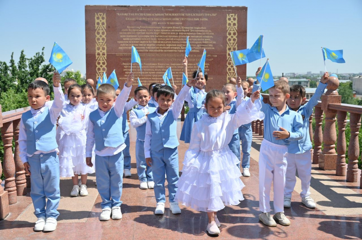 ЖАСТАР МЕМЛЕКЕТТІК РӘМІЗДЕРДІ ҰЛЫҚТАДЫ