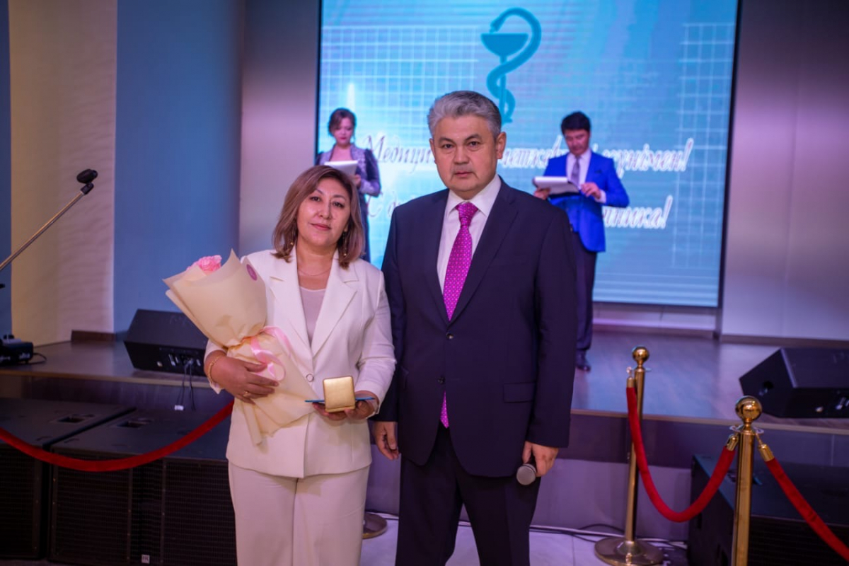 Аким ВКО Ермек Кошербаев вручил награды медицинским работникам региона