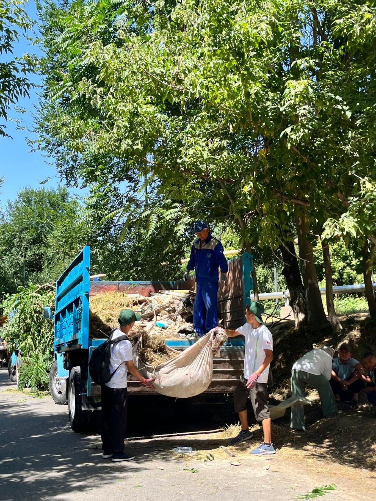 ВМЕСТЕ С ЖИТЕЛЯМИ В АКЦИИ ПО УБОРКЕ ПРИНЯЛИ УЧАСТИЕ ТРУДОВОЙ ОТРЯД «ЖАСЫЛ ЕЛ»