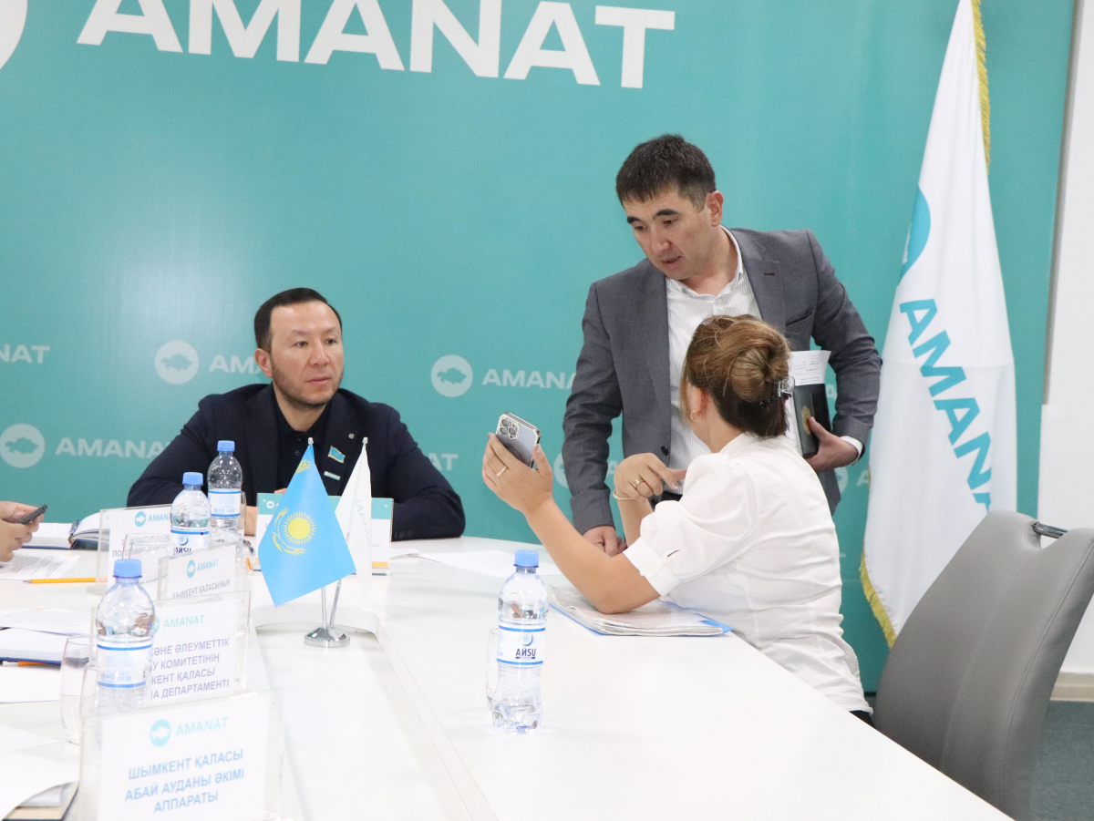 МӘЖІЛІС ДЕПУТАТЫ АЗАМАТТАРДЫ ҚАБЫЛДАДЫ