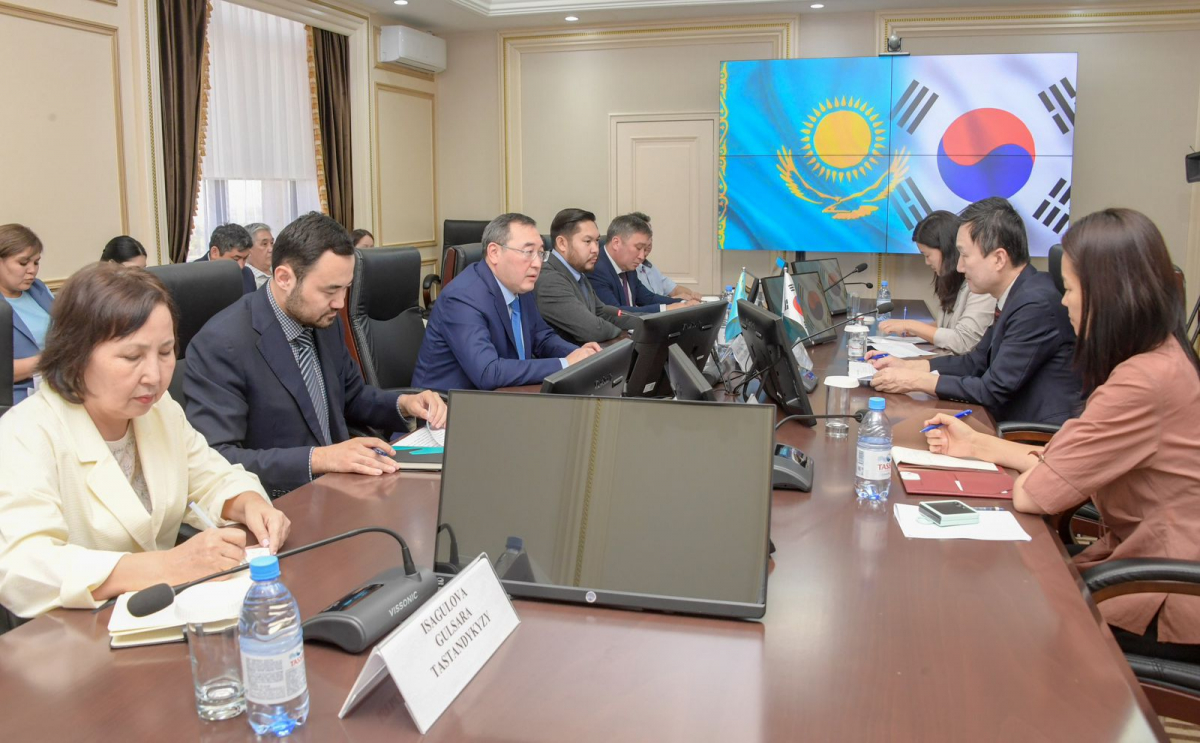 Аким Алматинской области Марат Султангазиев провел встречу с генеральным консулом Республики Корея в Алматы Пак Нэчхоном