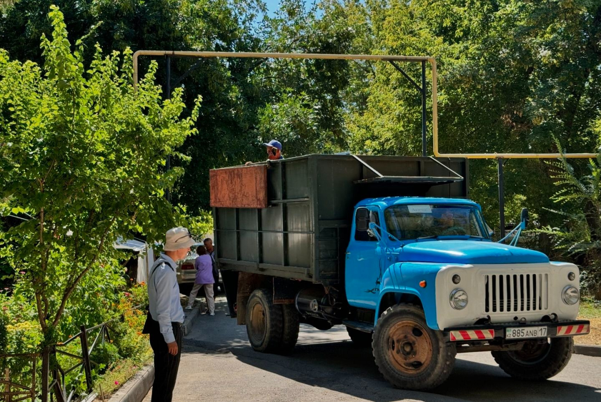 ЕҢБЕКШІ АУДАНЫНДА АУЛАЛАРДА ТАЗАЛЫҚ ЖҰМЫСТАРЫ ЖҮРГІЗІЛІДІ