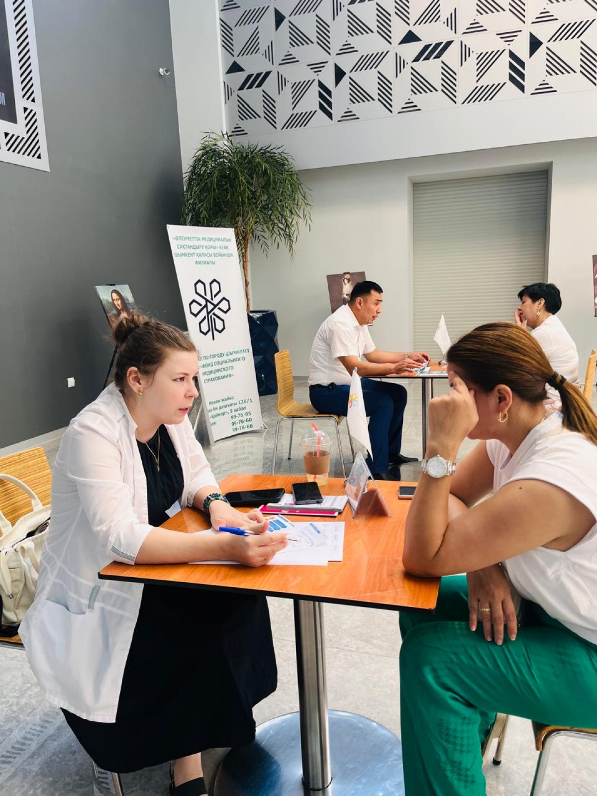 ДЕНСАУЛЫҚ БҰРЫШЫ: ШЫМКЕНТТІК ДӘРІГЕРЛЕР САУДА ОРТАЛЫҚТАРЫНДА ҚАБЫЛДАУ ӨТКІЗУДЕ