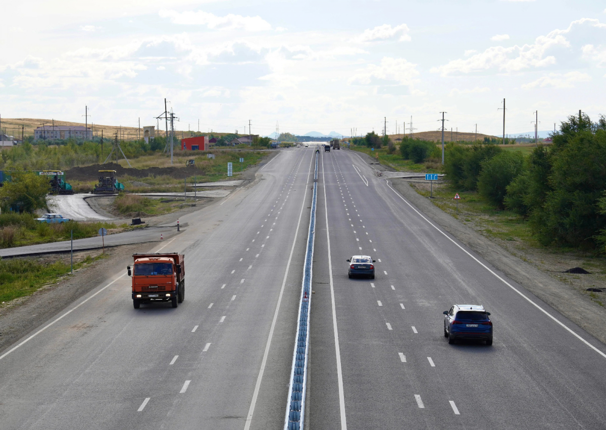 В ВКО завершают ремонт на участке трассы Талдыкорган - Калбатау - Усть-Каменогорск