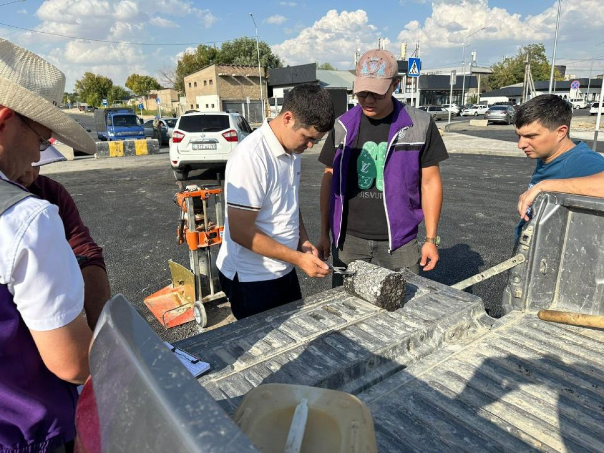 Сыбайлас жемқорлыққа қарсы волонтерлер Шымкент қаласындағы Қонаев даңғылының құрылысын бақылауда