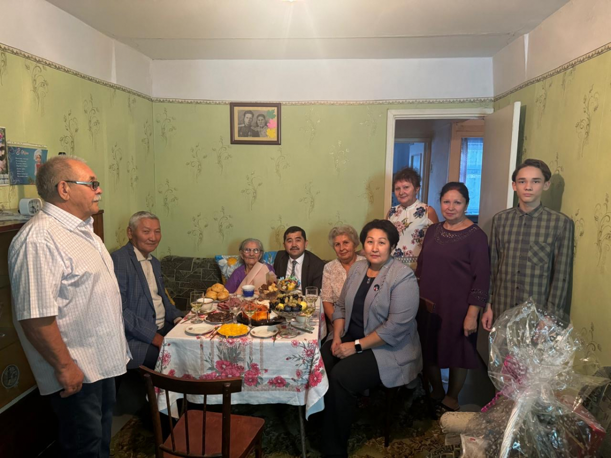 В Восточном Казахстане День пожилых людей начали с поздравления старшего поколения