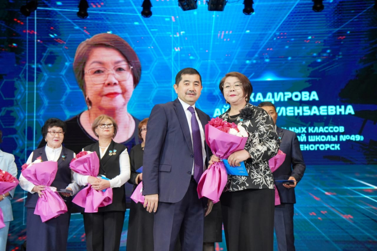 Педагогам Восточного Казахстана вручили высокие награды