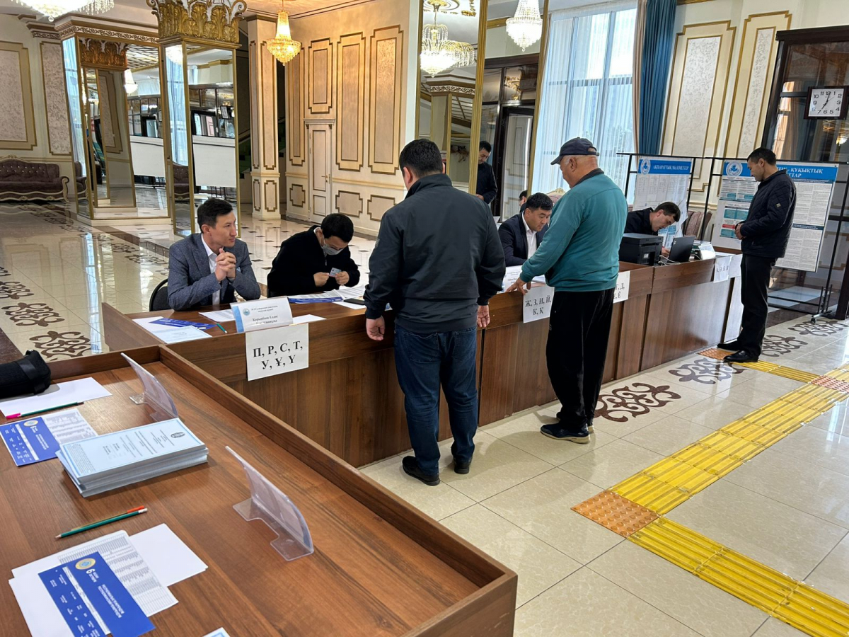 Представители полиции и ЧС проголосовали на участке №231 в Шымкенте