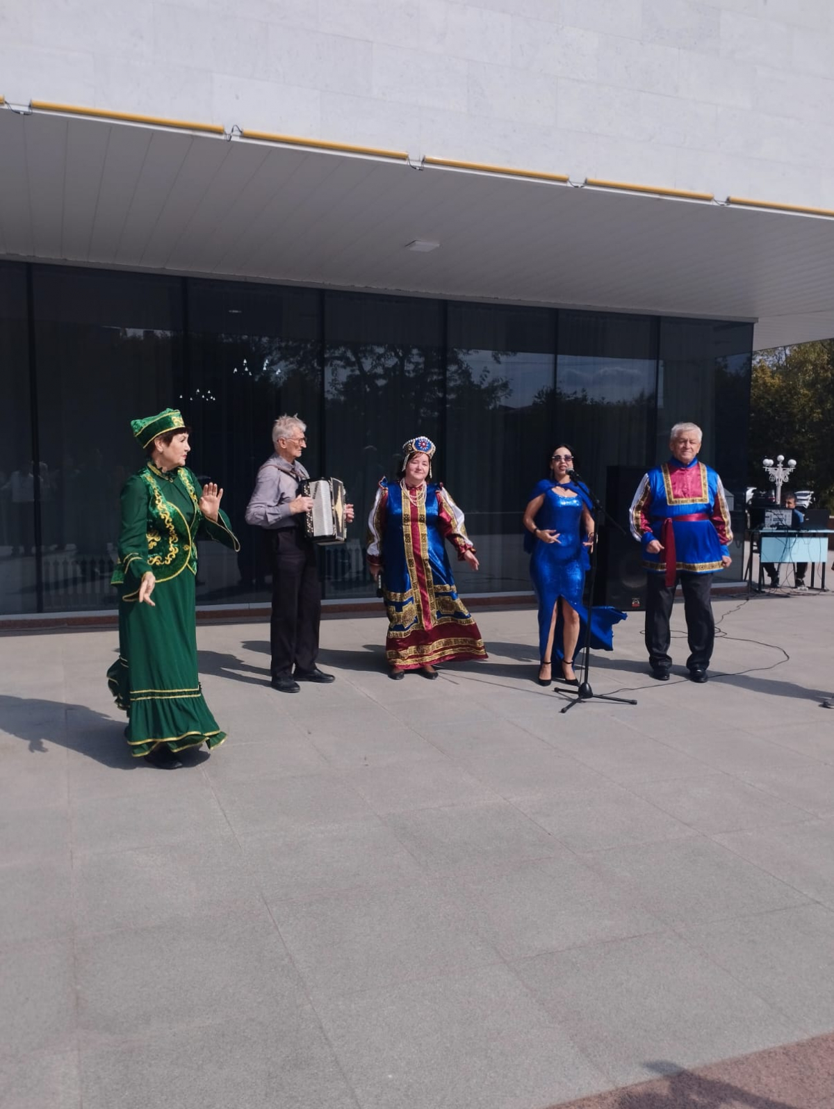 Праздничная обстановка референдума