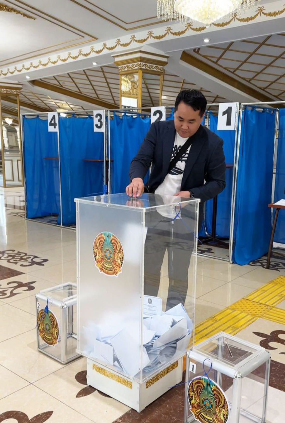 ӨНЕР ЖҰЛДЫЗДАРЫ ДА РЕФЕРЕНДУМҒА ҚАТЫСЫП ЖАТЫР