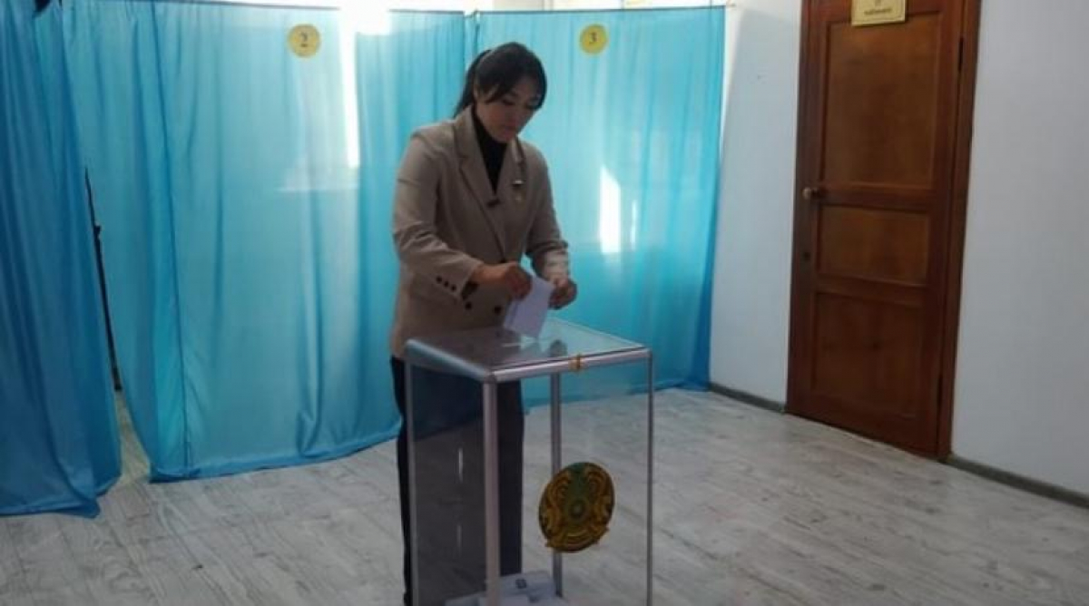 Зайсан ауданында белгілі спортшы қыз дауыс беруге келді