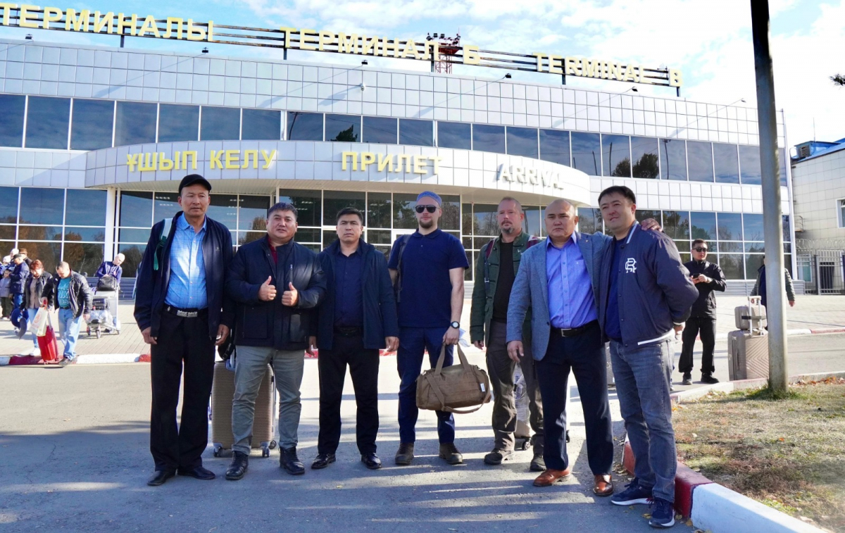 В аэропорту Усть-Каменогорска встретили первых участников международного фестиваля «Шығыс салбурыны»