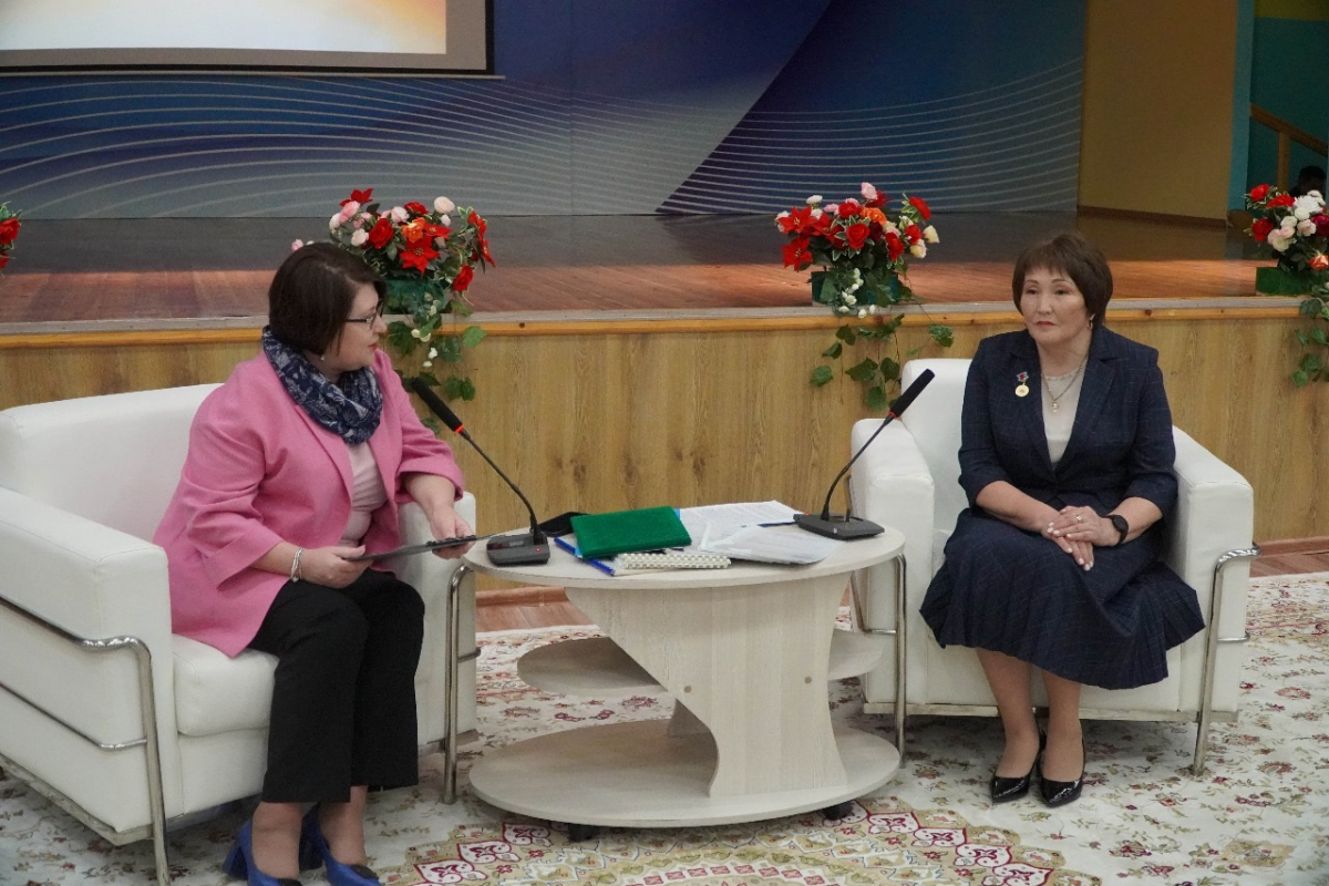 Педагог из ВКО Назым Актанова удостоена нагрудного знака от Президента РК