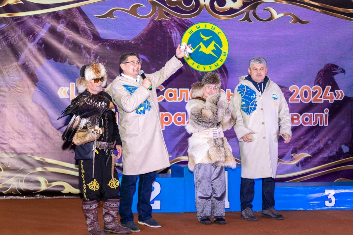 Девушке-беркутчи Айшолпан Нургайыпкызы подарили квартиру