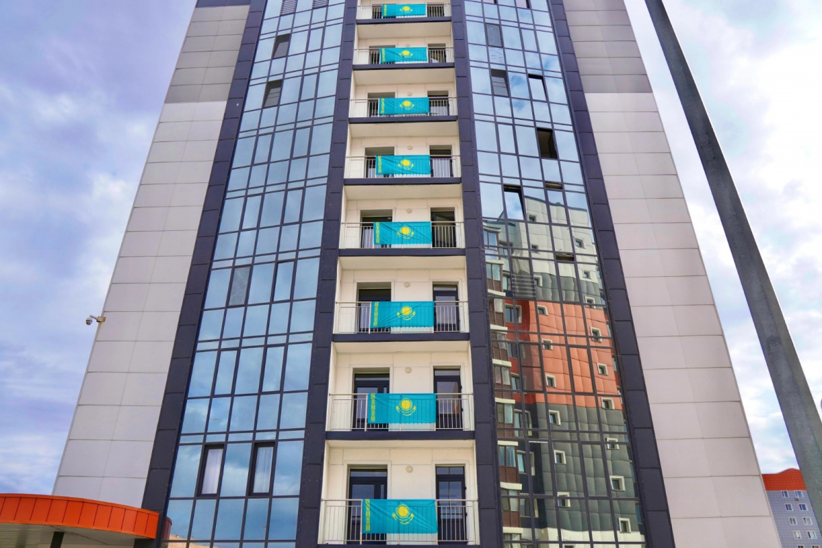 Молодежь Усть-Каменогорска приняла участие в республиканской акции «Менің елім, Менің туым»