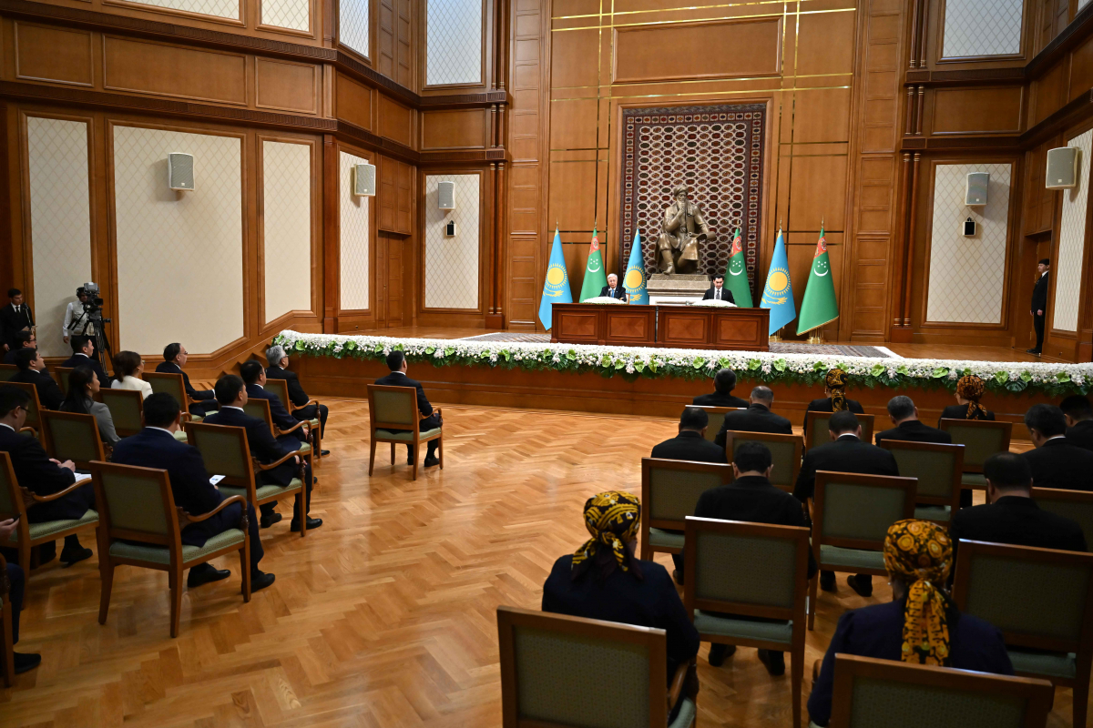 Мемлекет басшысы Түрікменстанға ресми сапармен барды