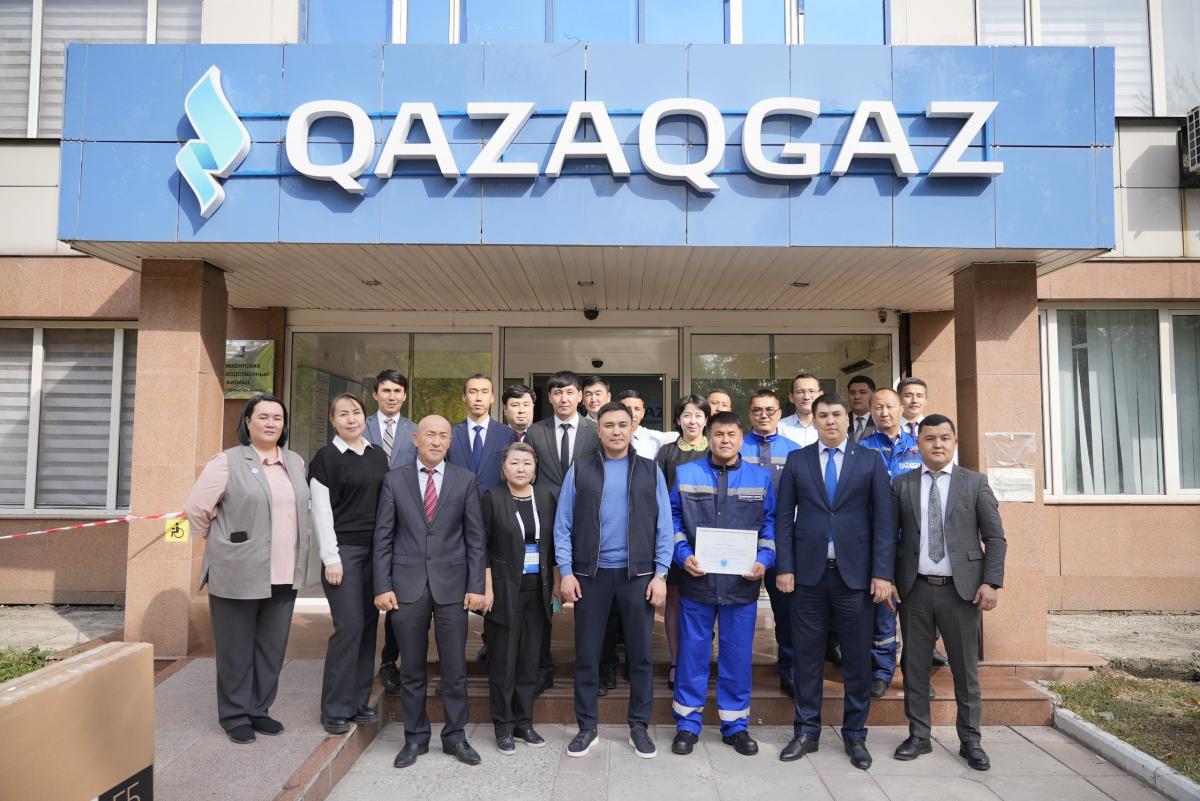 Аким Шымкента наградил слесаря, спасшего семью от гибели