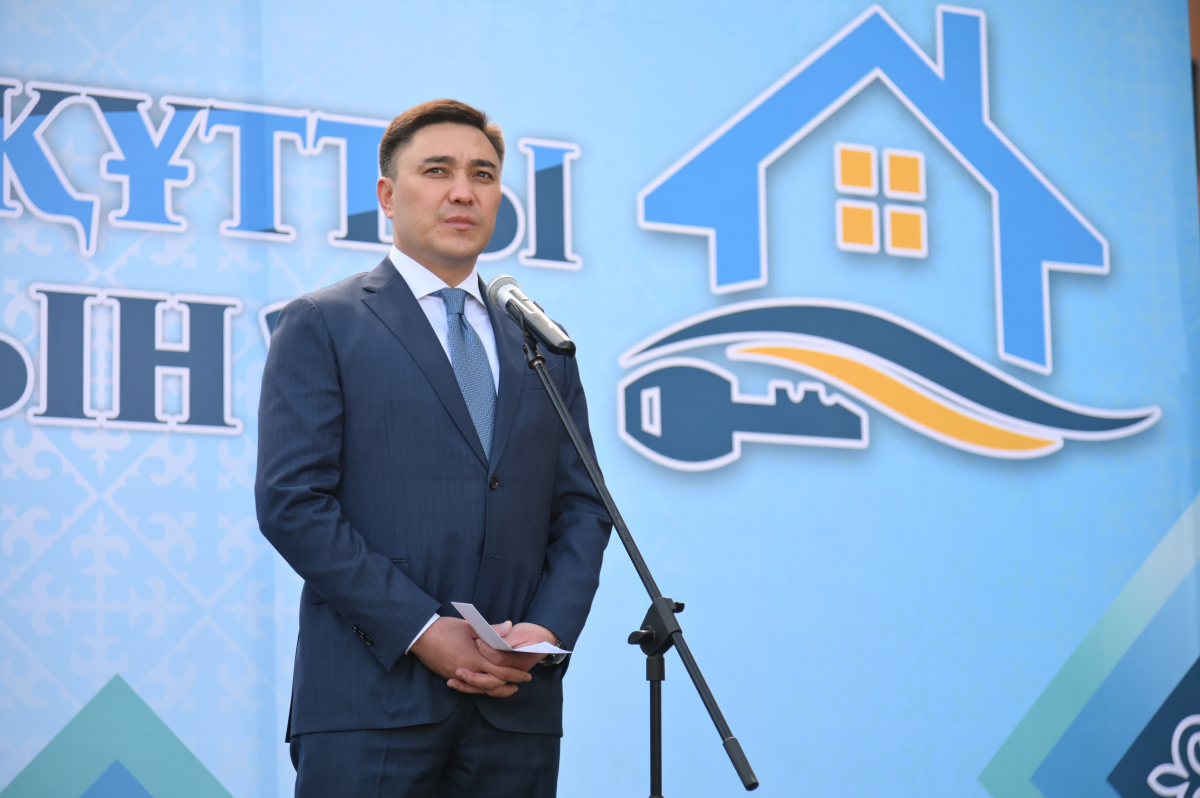 ШЫМКЕНТ: РЕСПУБЛИКА КҮНІ ҚАРСАҢЫНДА 300-ДЕН АСТАМ ОТБАСЫНА ПӘТЕР КІЛТТЕРІ ТАБЫСТАЛДЫ