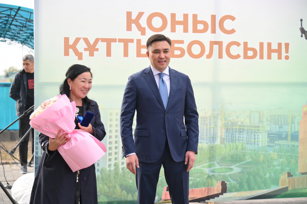 РЕНОВАЦИЯ БАҒДАРЛАМАСЫ: ҚАЛА ӘКІМІ ПӘТЕР КІЛТТЕРІН ТАПСЫРДЫ