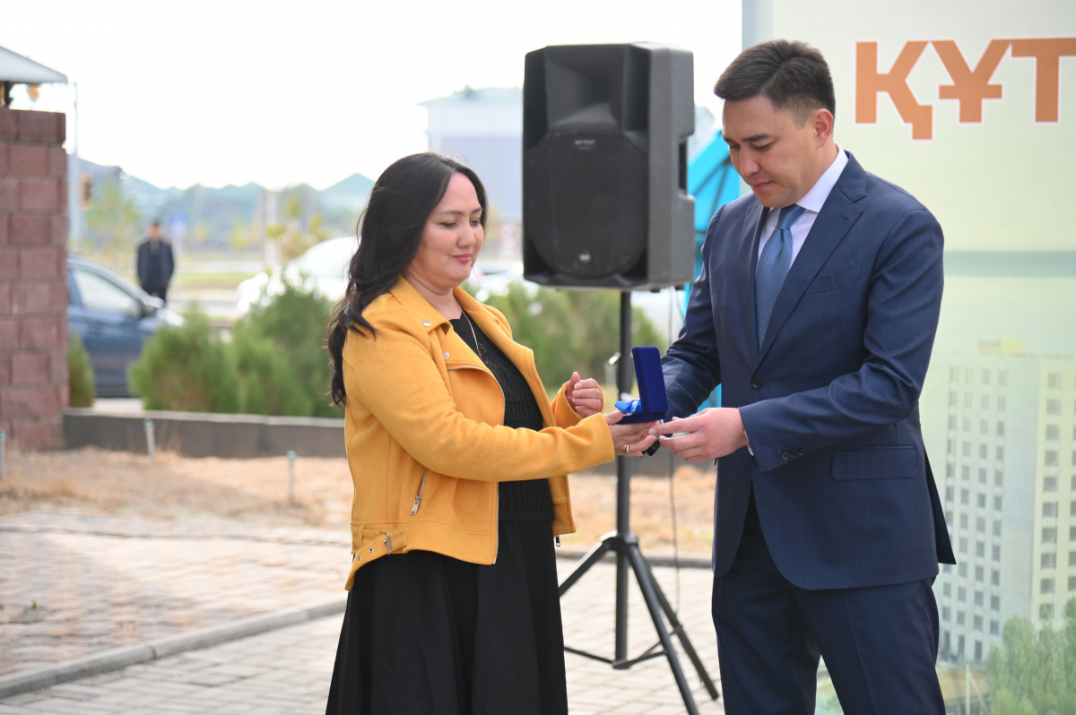 Новые квартиры вместо аварийных домов: В Шымкенте вручили ключи новоселам