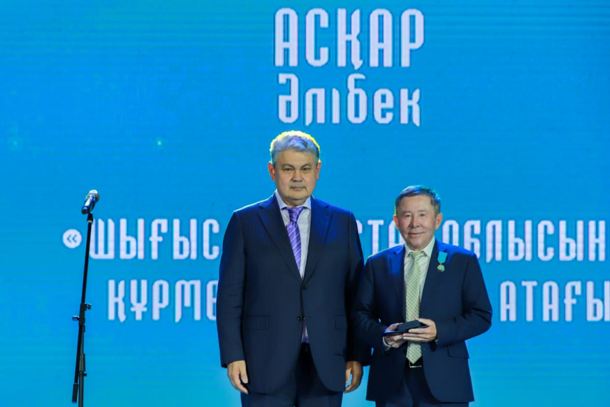 Жазушы Әлібек Асқаров ШҚО-ның “Құрметті азаматы” атанды