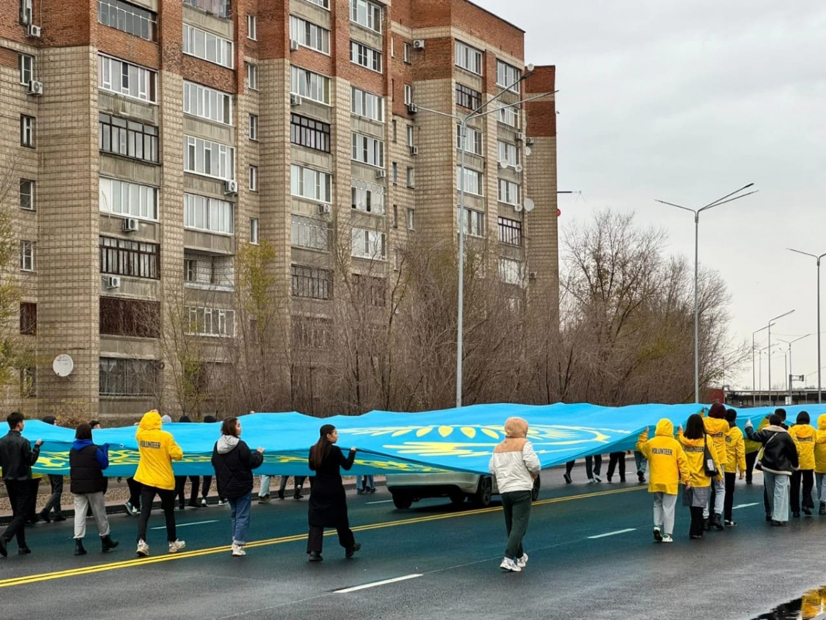 В День Республики в ВКО волонтеры развернули огромный государственный флаг