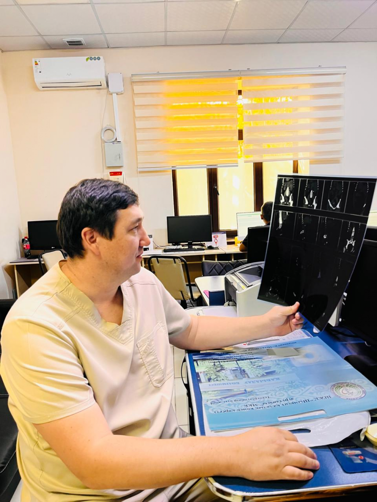 Шымкентские врачи удаляют камни в почках без хирургических операций