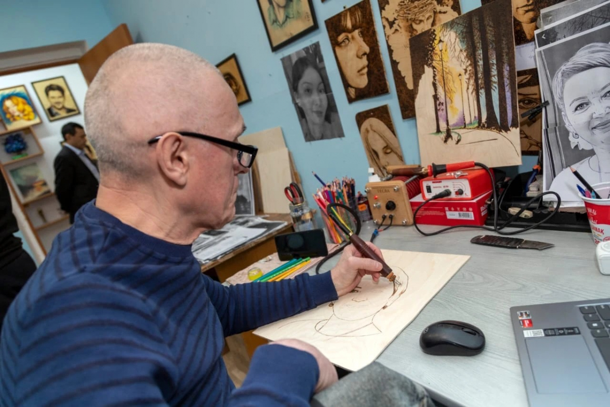 Рисование огнем: Художник из ВКО создает уникальные картины