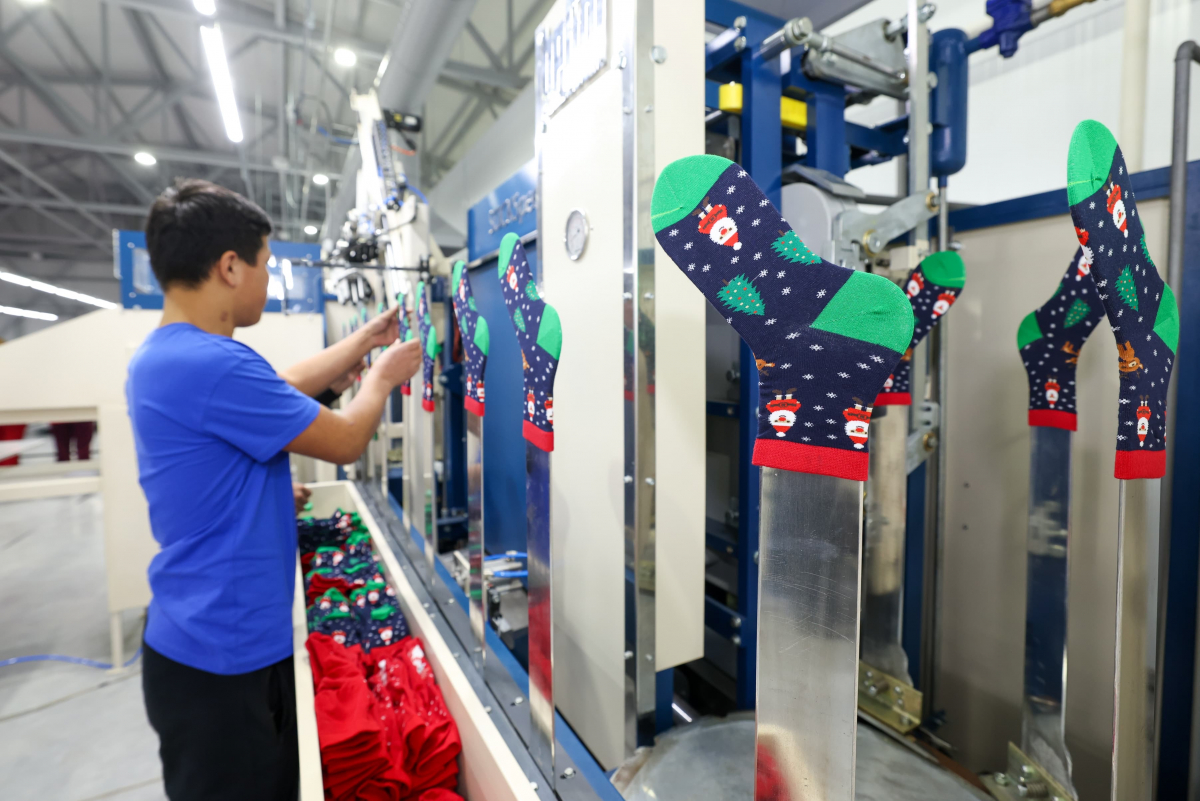 Трикотажные носки теперь с Шымкента: новое производство открыло 260 рабочих мест