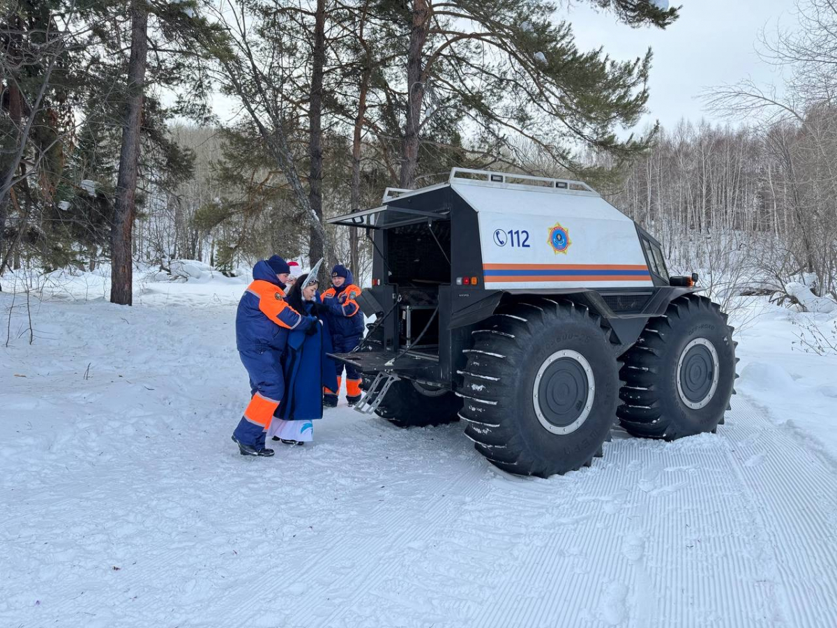 В ВКО спасатели пришли на помощь заблудившимся Дед Морозу и Снегурке