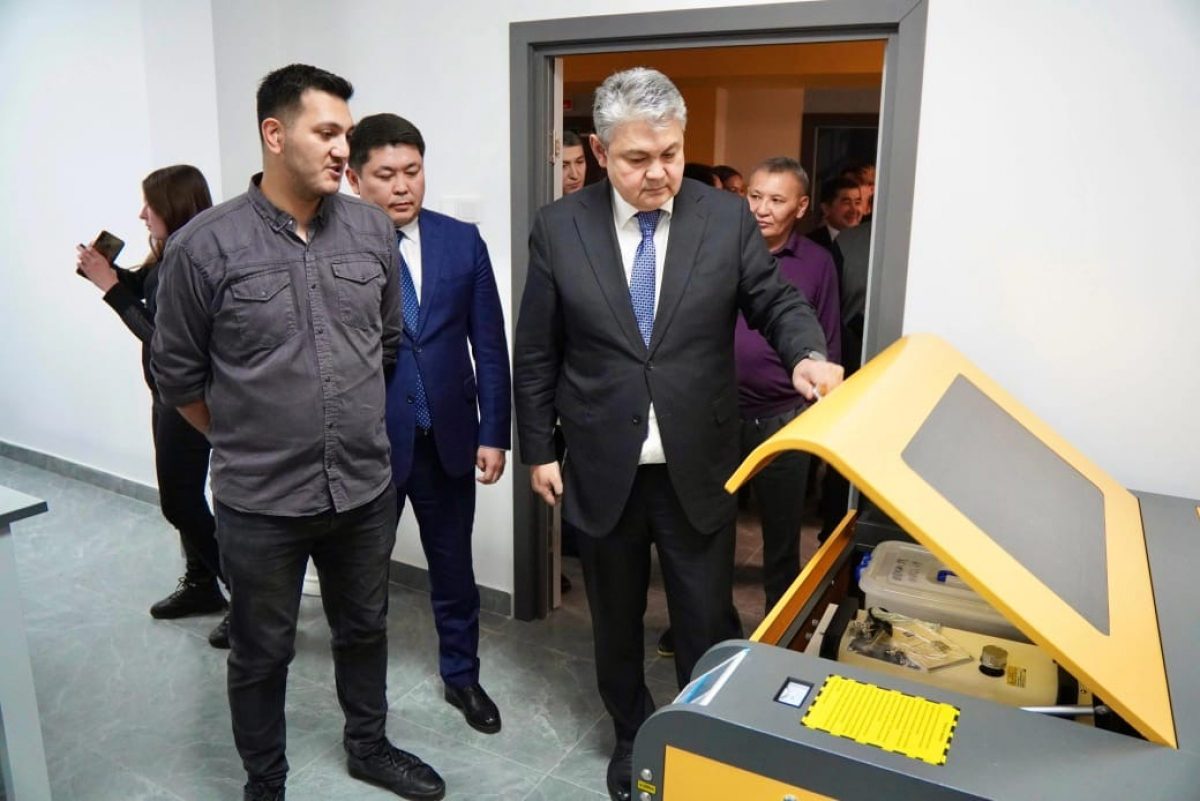 От кабинета робототехники – до слесарного молотка: в новой комфортной школе ВКО есть все условия для обучения детей