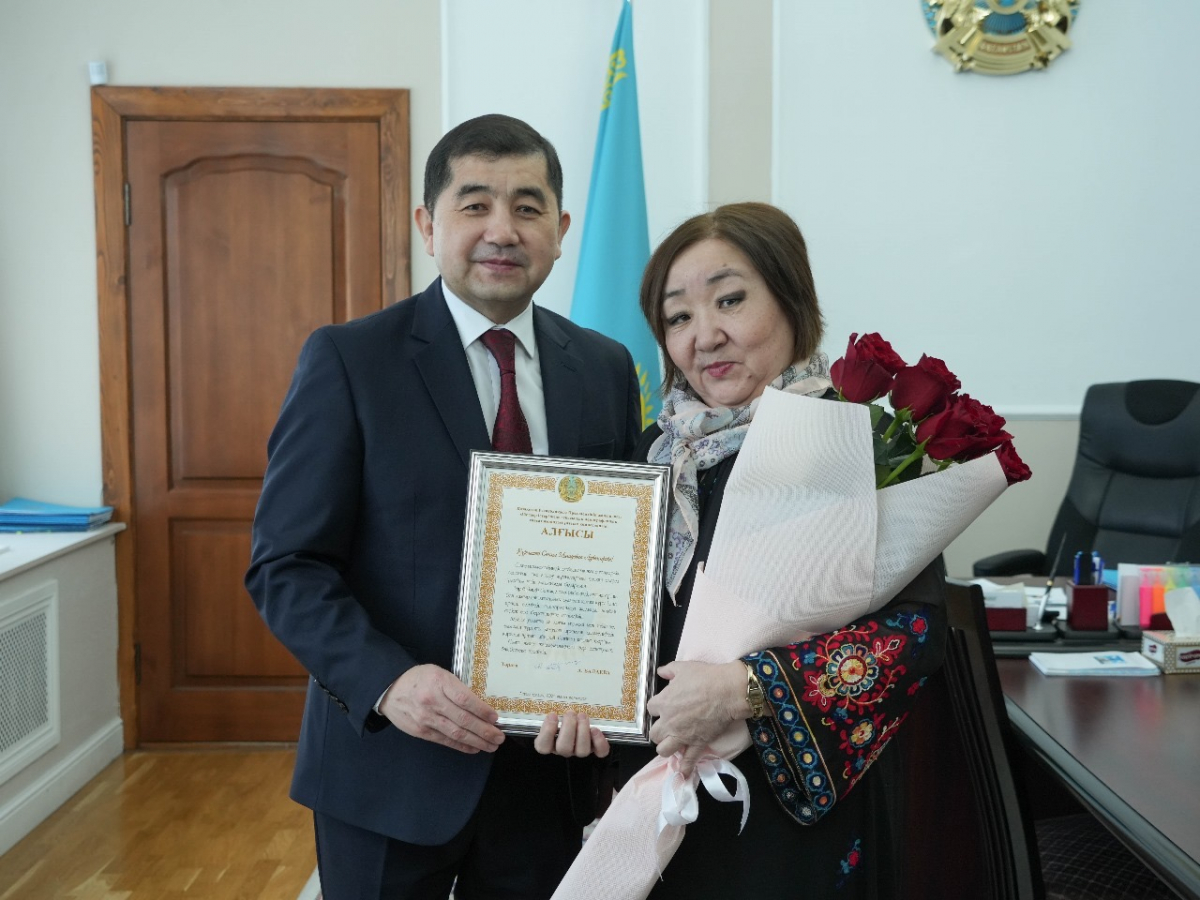 В ВКО наградили работников в сфере гендерной и семейно-демографической политики